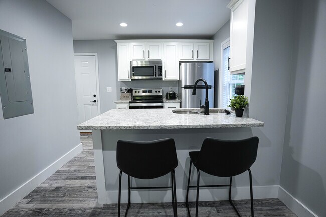 Building Photo - 1027 W 5th St