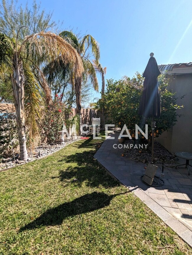 Building Photo - Beautiful Three Bedroom Home - Pet Friendly!