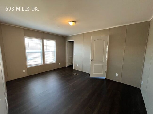 Building Photo - 693 W Mills Dr