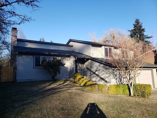 Building Photo - Beautiful Beaverton Home with Three Levels...