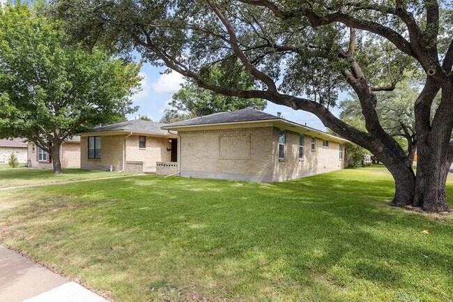 Building Photo - 11143 Joymeadow Dr