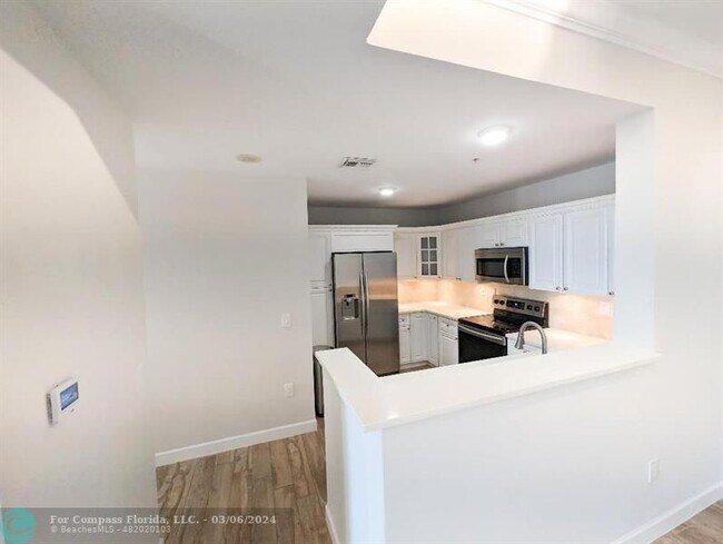 Building Photo - 520 SE 5th Ave