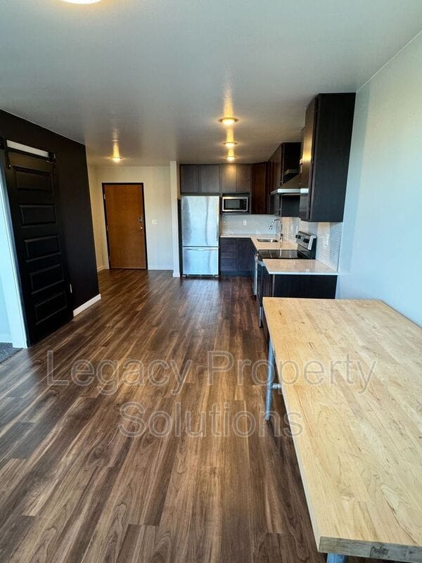 Building Photo - 202 E Greenfield Ln