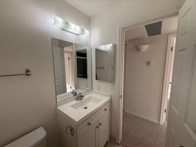 Building Photo - Recently updated top floor 1 bedroom + office with laundry, pool and garage