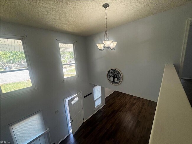 Building Photo - 4033 Foxwood Dr