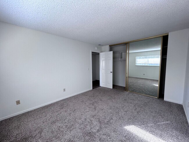 Building Photo - 1000-1002 Bell Street