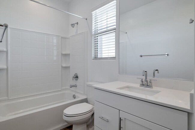 Building Photo - Like Brand New Luxurious Modern 3 Bedroom ...