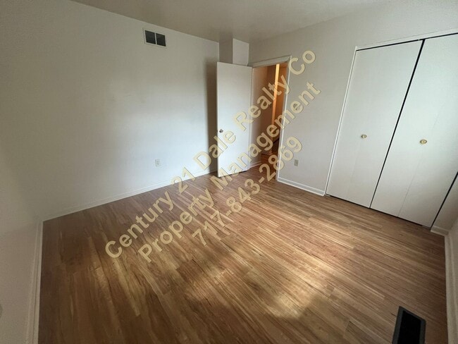 Building Photo - Lovely 2 BR, 1.5 Bath townhome in the Lexi...