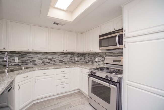 Building Photo - 2515 Oak Hill Dr