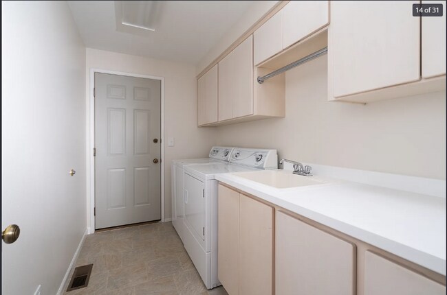 Building Photo - 3-bedroom Gem On Burlington Golf Course