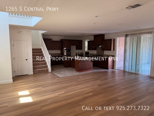 Building Photo - 1265 S Central Pkwy