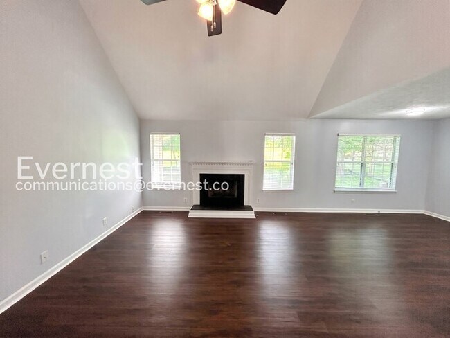 Building Photo - 3-Bed/2-Bath Home with Attached Garage/ Available Now!