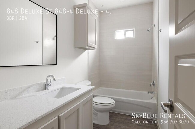 Building Photo - 848 Deluxe St