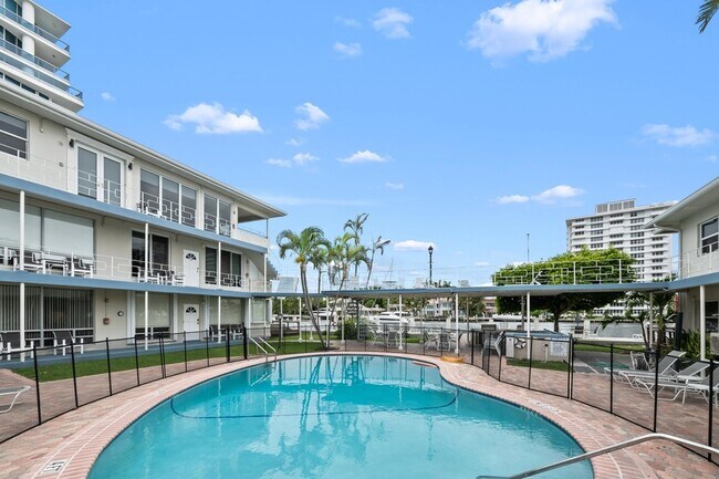 Building Photo - 741 Bayshore Dr