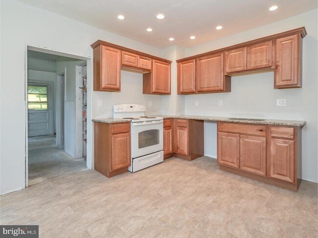 Building Photo - 3804 Louanna Ave