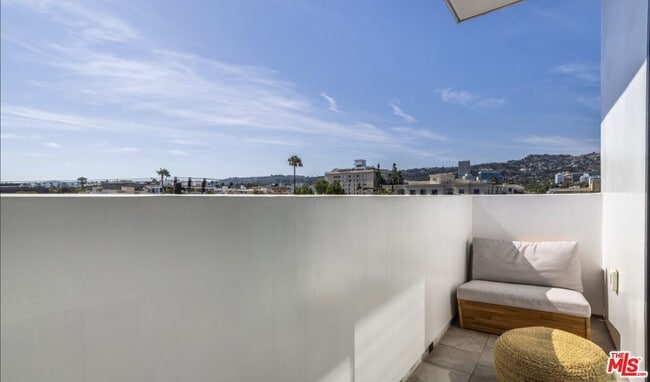 Building Photo - 137 N Doheny Dr
