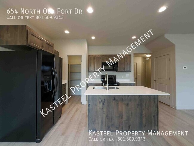 Building Photo - 654 N Old Fort Dr