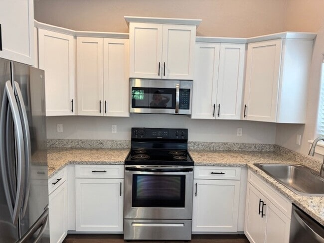 Building Photo - SINGLE LEVEL 3 BEDROOM/ UPGRADES W/ EASY M...