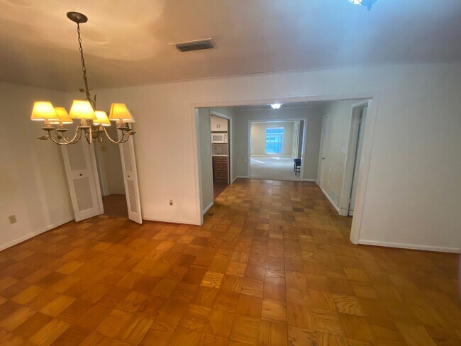 Building Photo - ** Charming 3 Bedroom/2 Bath Blanchard Home **