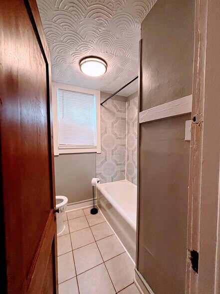 Building Photo - 4922 Winona Ave