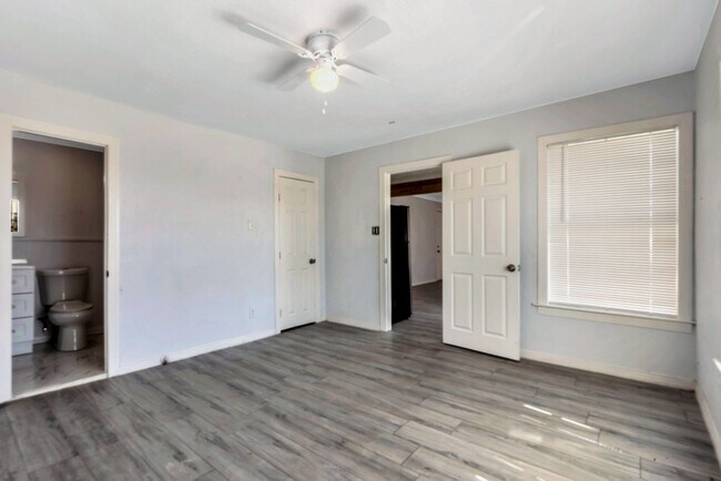 Building Photo - 305 N Robinson St