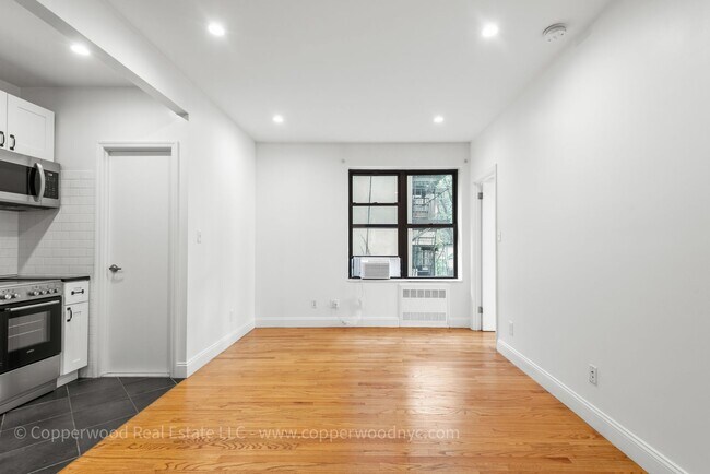 Interior Photo - 315 East 84th St