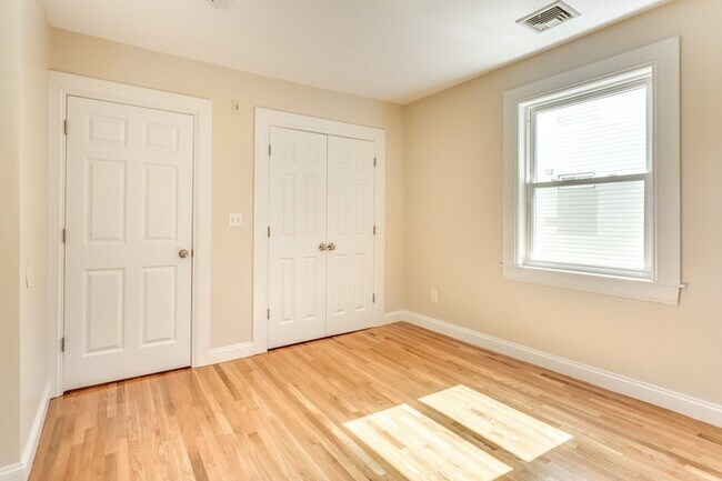 Building Photo - 51 Colonial Ave