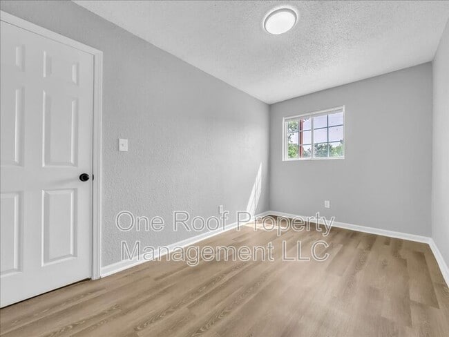 Building Photo - 2000 Chateau Dr
