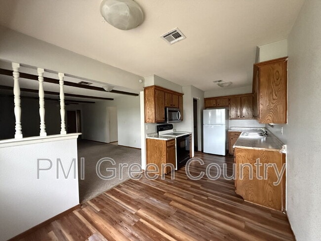 Building Photo - 615 Cumberland Dr