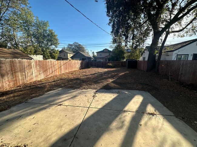 Building Photo - Two Bedroom Home with Huge Yard