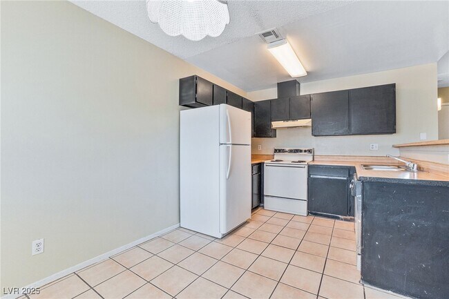 Building Photo - 2685 Jennydiane Dr