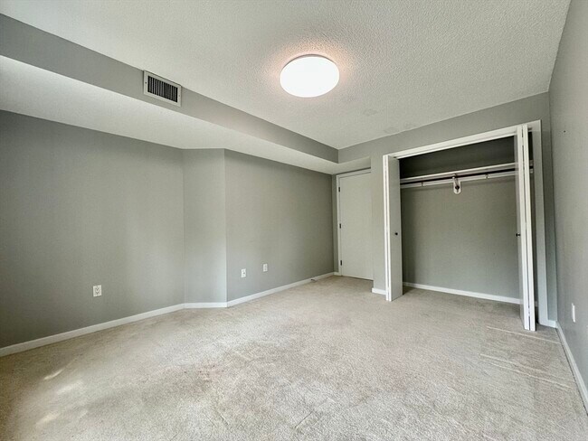 Building Photo - 100 Place Ln