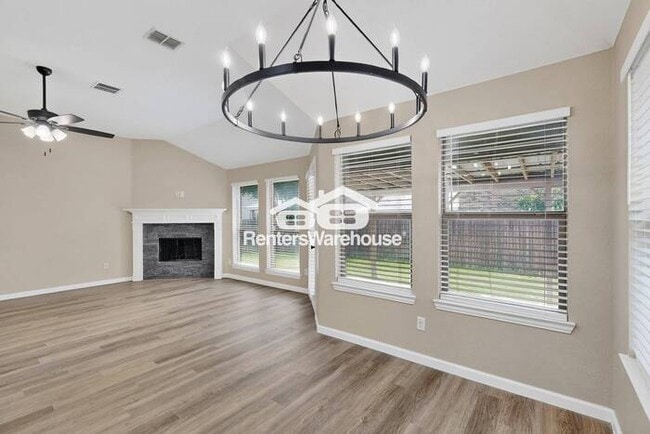Building Photo - Great Location and Fully Refreshed Move In...