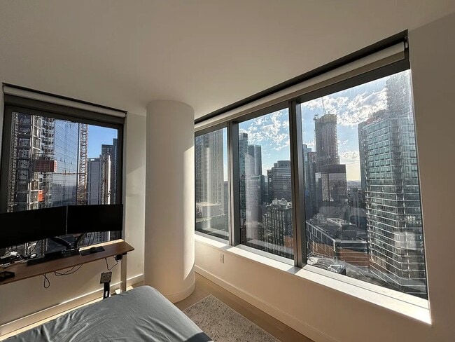 Building Photo - Skyline Tower - 2707