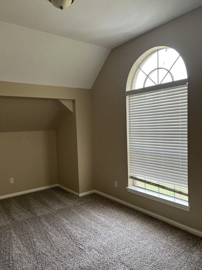 Building Photo - 374 Lake View Dr