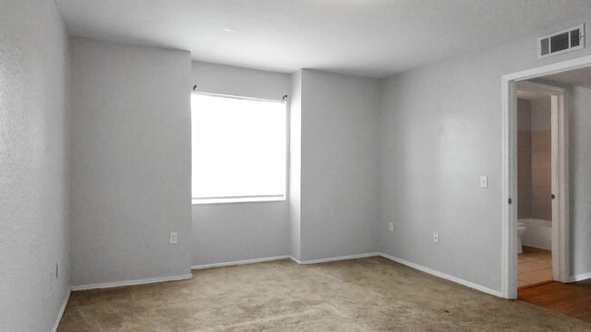 Building Photo - AVAILABLE ON 12/20/2024 Updated condo loca...