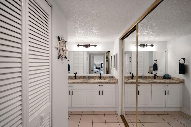 Building Photo - 6035 Sea Ranch Dr
