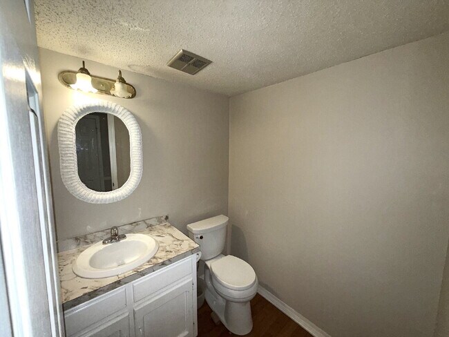 Building Photo - Beautiful 2400 square foot, 4 bedroom, 2.5 bath home in West Mobile.