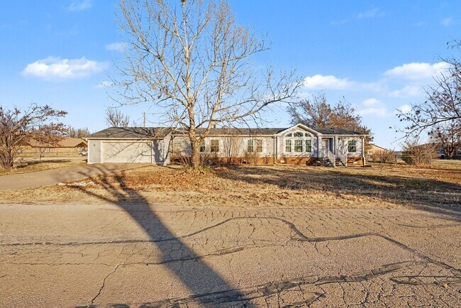 Building Photo - 3-Bed Home with Fireplace, Fenced Yard & Flexible Living Space