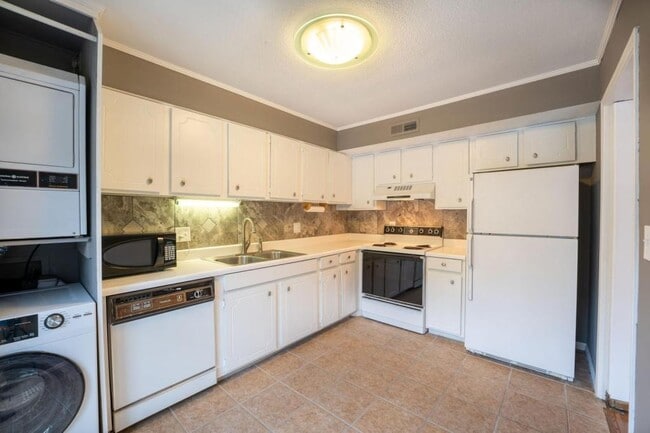 Building Photo - 1745 Jack Warner Pkwy