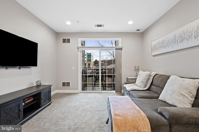 Building Photo - 200 W Elm St