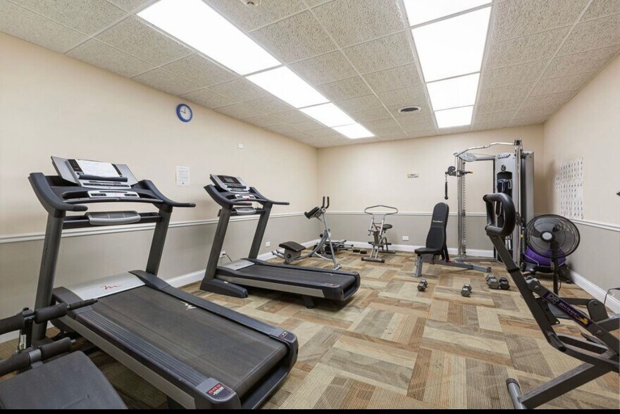 Building Photo - 450 Plum Creek Dr