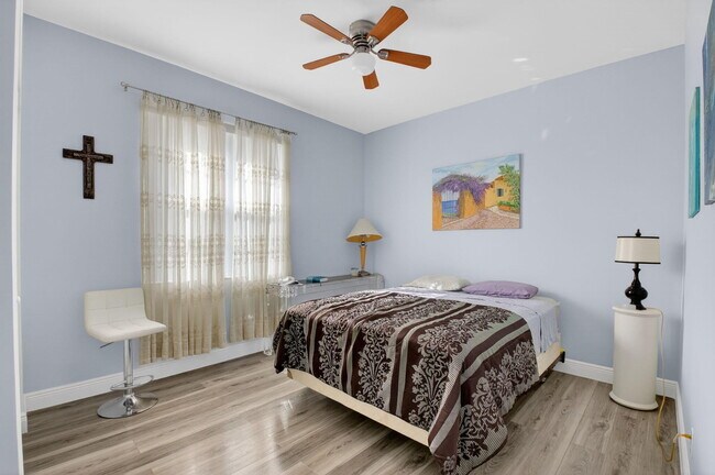 Building Photo - 6247 Heliconia Rd