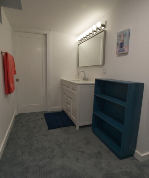 vanities with nice mirrors - 4157 SE Brooklyn St