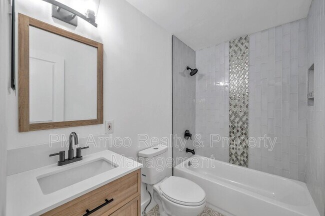 Building Photo - 304 W Idlewild Ave