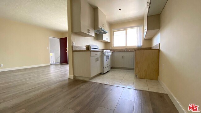Building Photo - 443 S Wilton Pl