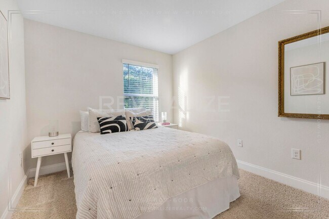 Building Photo - Beautiful Townhome in Quail Hollow, Spanis...