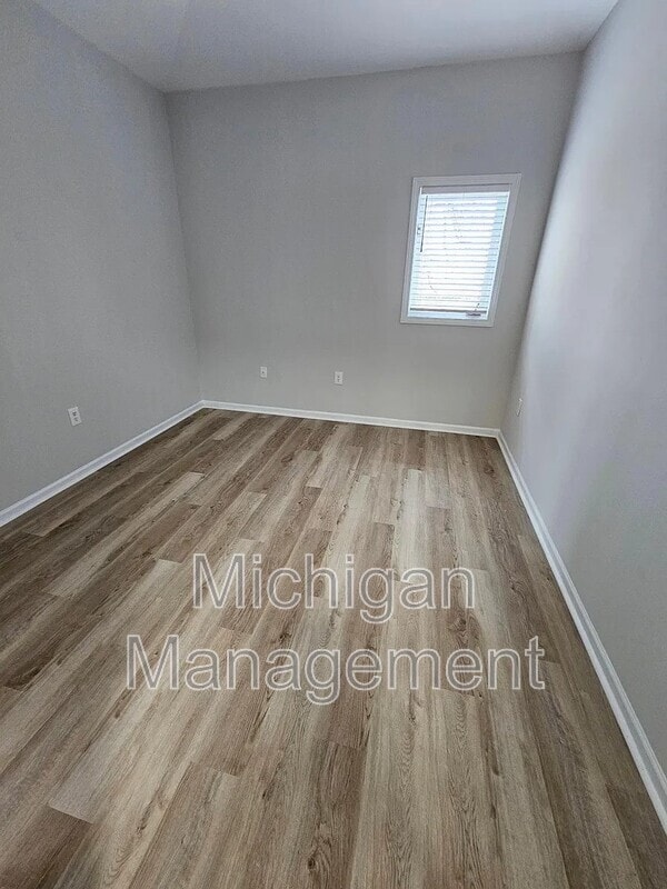 Building Photo - 2737 E Maple Rd