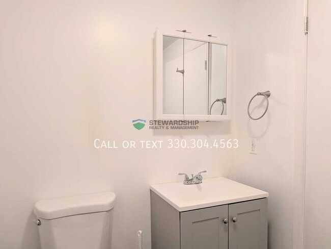 Building Photo - 372 Oak Mnr Ave NE