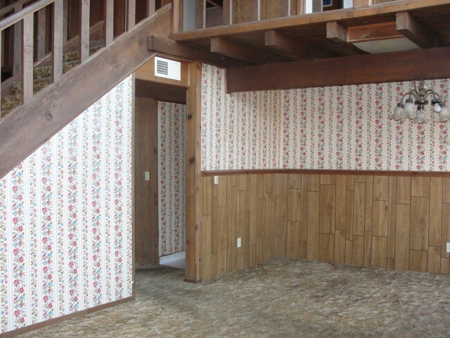 Building Photo - Large Country Home